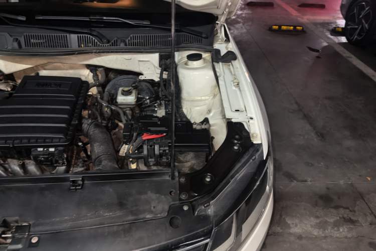 Used Volkswagen Lavida 2015 1.6L Automatic Comfort Edition Engine Bay Left