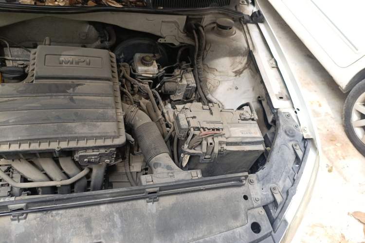 Used Volkswagen Lavida 2015 1.6L Automatic Fashion Edition Engine Bay Left