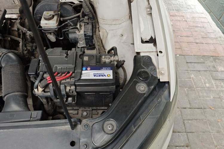 Used Volkswagen Lavida 2015 1.6L Manual Fashion Edition Engine Bay Left