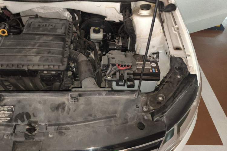 Used Volkswagen Lavida 2015 1.6L Automatic Fashion Edition Engine Bay Left
