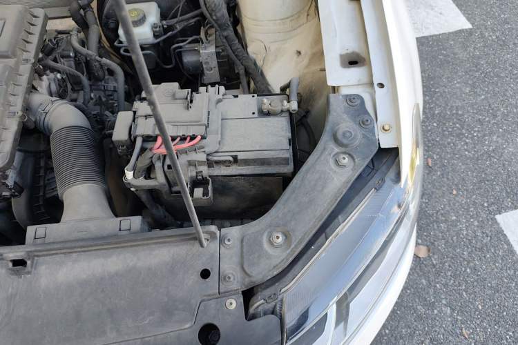 Used Volkswagen Lavida 2015 1.6L Manual Comfort Edition Engine Bay Left