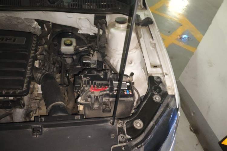 Used Volkswagen Lavida 2015 1.6L Manual Fashion Edition Engine Bay Left