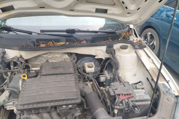 Used Volkswagen Lavida 2015 1.6L Automatic Fashion Edition Engine Bay Left