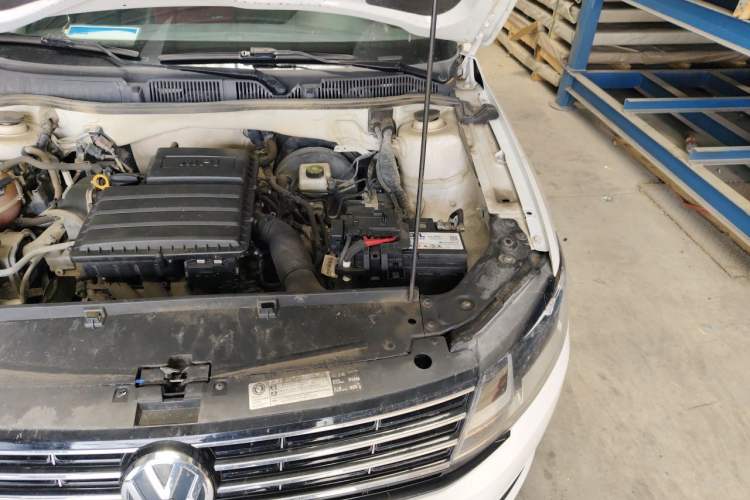 Used Volkswagen Lavida 2015 1.6L Automatic Fashion Edition Engine Bay Left