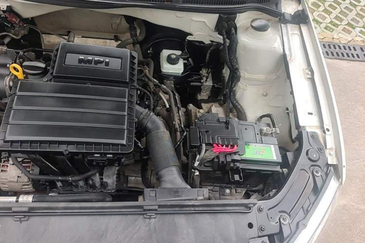 Used Volkswagen Lavida 2015 1.6L Automatic Fashion Edition Engine Bay Left