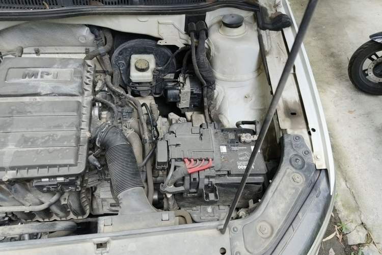 Used Volkswagen Lavida 2015 1.6L Automatic Comfort Edition Engine Bay Left