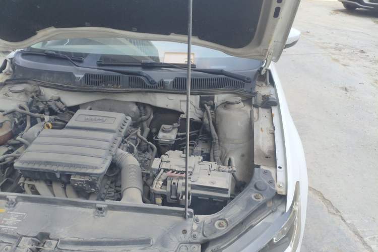 Used Volkswagen Lavida 2015 1.6L Manual Fashion Edition Engine Bay Left