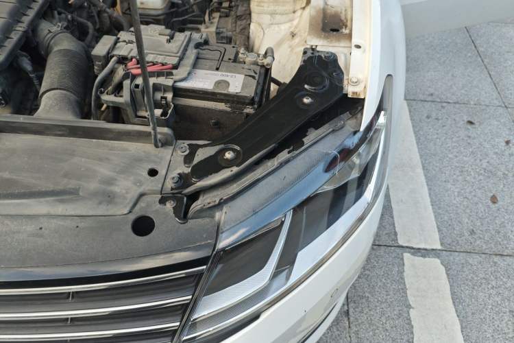 Used Volkswagen Lavida 2015 1.6L Automatic Comfort Edition Engine Bay Left