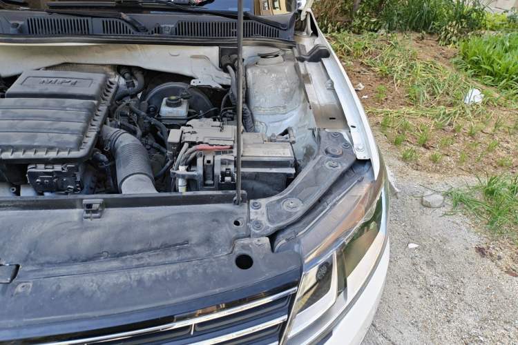 Used Volkswagen Lavida 2015 1.6L Automatic Comfort Edition Engine Bay Left