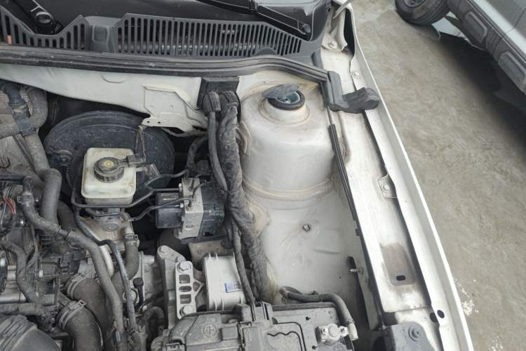 Used Volkswagen Lavida 2015 1.6L Automatic Comfort Edition Engine Bay Left