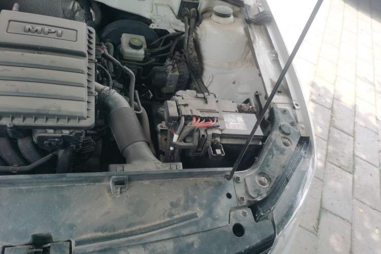 Used Volkswagen Lavida 2015 1.6L Manual Fashion Edition Engine Bay Left