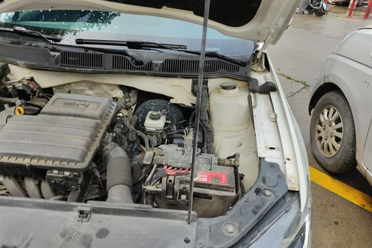 Used Volkswagen Lavida 2015 1.6L Automatic Comfort Edition Engine Bay Left
