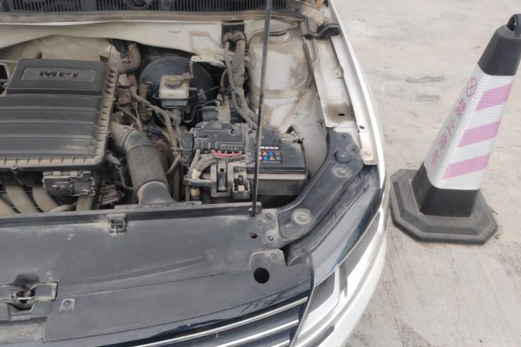 Used Volkswagen Lavida 2015 1.6L Automatic Fashion Edition Engine Bay Left