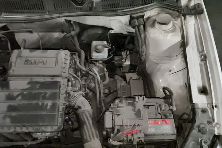 Used Volkswagen Lavida 2015 1.6L Automatic Fashion Edition Engine Bay Left