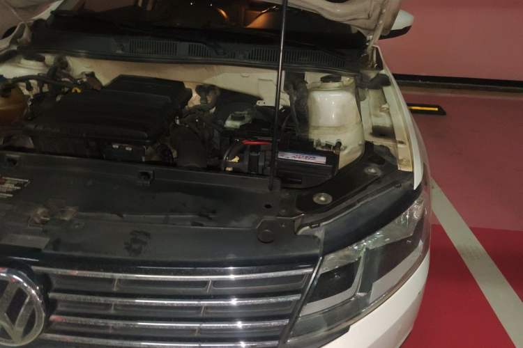 Used Volkswagen Lavida 2015 1.6L Automatic Comfort Edition Engine Bay Left
