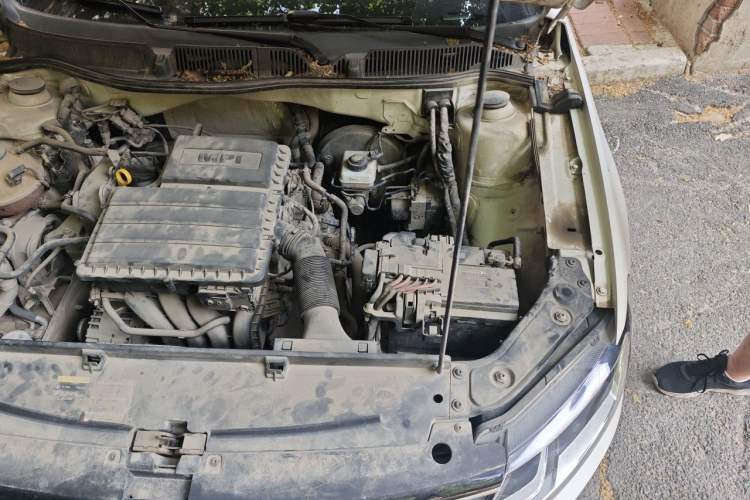 Used Volkswagen Lavida 2015 1.6L Manual Fashion Edition Engine Bay Left
