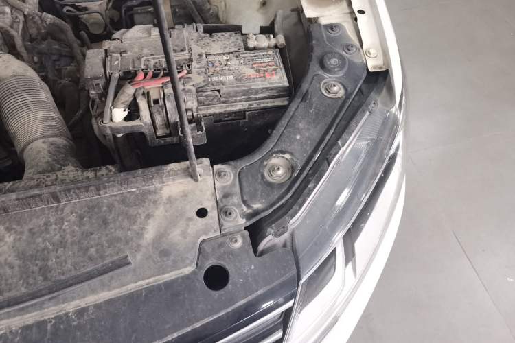 Used Volkswagen Lavida 2015 1.6L Automatic Comfort Edition Engine Bay Left