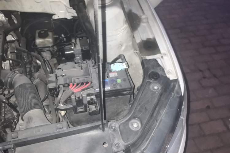 Used Volkswagen Lavida 2015 1.6L Automatic Comfort Edition Engine Bay Left