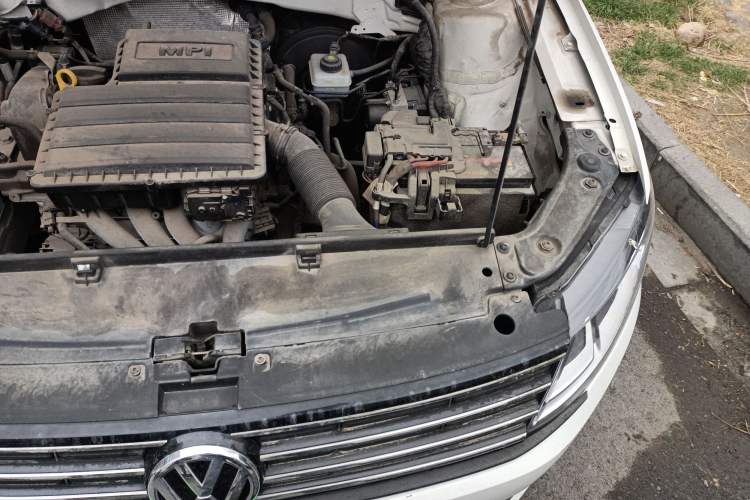 Used Volkswagen Lavida 2015 1.6L Manual Comfort Edition Engine Bay Left