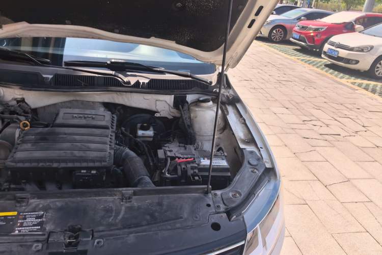 Used Volkswagen Lavida 2015 1.6L Automatic Fashion Edition Engine Bay Left