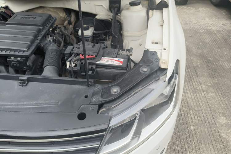 Used Volkswagen Lavida 2015 1.6L Manual Fashion Edition Engine Bay Left