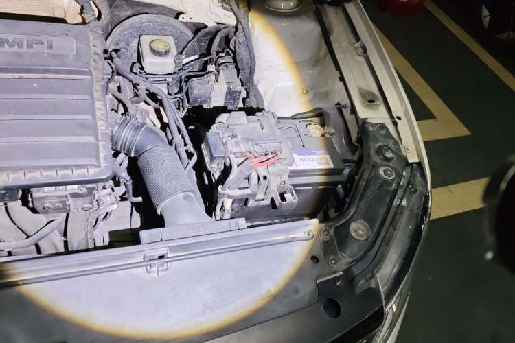 Used Volkswagen Lavida 2015 1.6L Automatic Fashion Edition Engine Bay Left