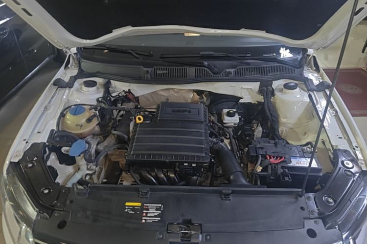 Used Volkswagen Lavida 2015 1.6L Automatic Fashion Edition Engine Bay