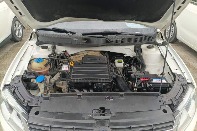 Used Volkswagen Lavida 2015 1.6L Automatic Fashion Edition Engine Bay