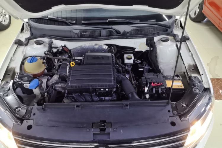Used Volkswagen Lavida 2015 1.6L Automatic Comfort Edition Engine Bay