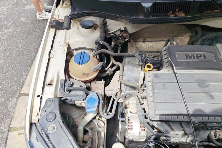 Used Volkswagen Lavida 2015 1.6L Manual Fashion Edition Engine Bay Right