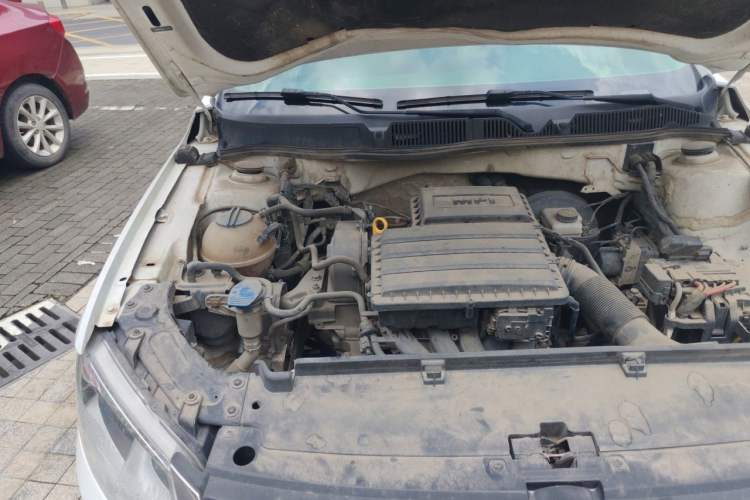 Used Volkswagen Lavida 2015 1.6L Automatic Fashion Edition Engine Bay Right