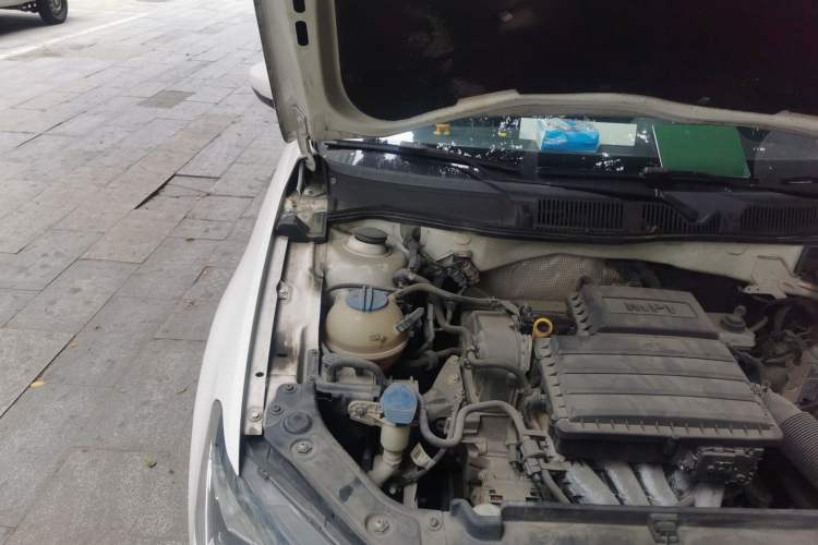 Used Volkswagen Lavida 2015 1.6L Manual Comfort Edition Engine Bay Right
