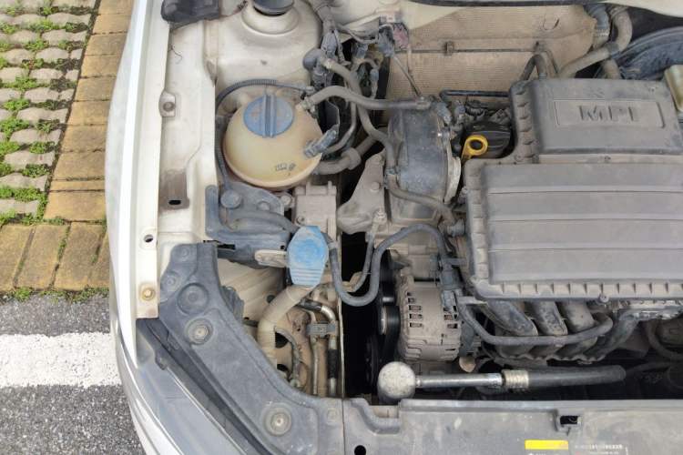 Used Volkswagen Lavida 2015 1.6L Automatic Fashion Edition Engine Bay Right