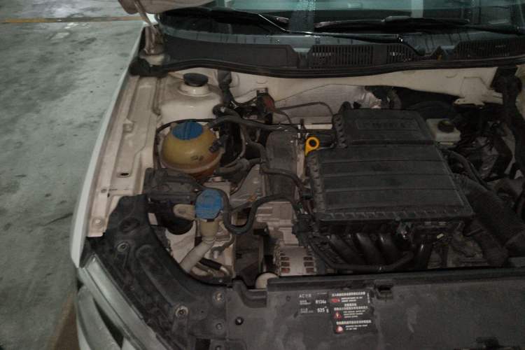 Used Volkswagen Lavida 2015 1.6L Automatic Fashion Edition Engine Bay Right