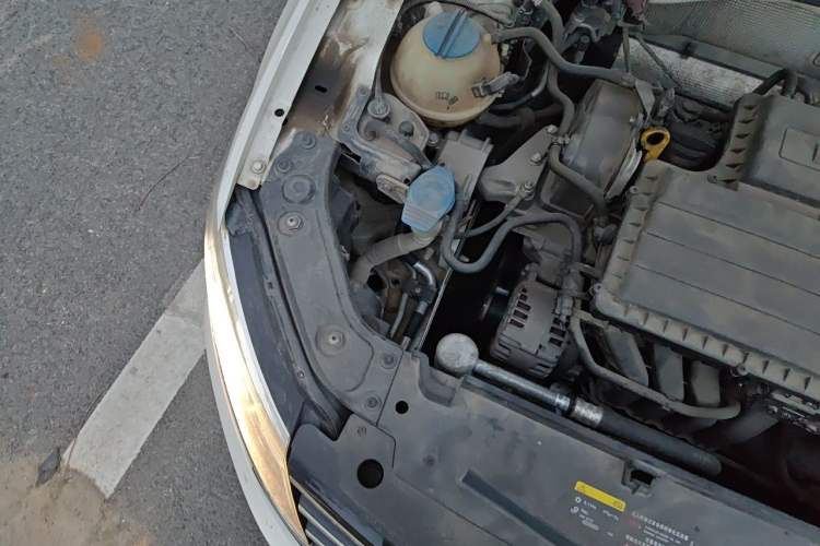 Used Volkswagen Lavida 2015 1.6L Manual Fashion Edition Engine Bay Right