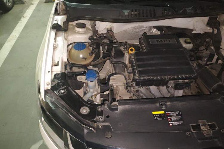 Used Volkswagen Lavida 2015 1.6L Manual Fashion Edition Engine Bay Right