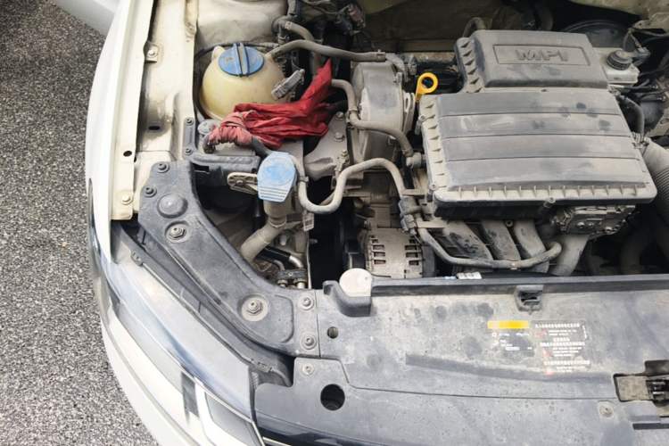 Used Volkswagen Lavida 2015 1.6L Manual Comfort Edition Engine Bay Right