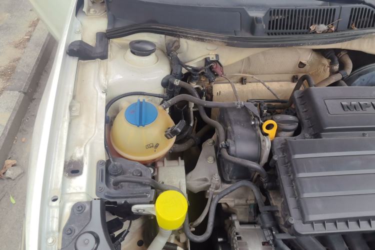 Used Volkswagen Lavida 2015 1.6L Automatic Fashion Edition Engine Bay Right