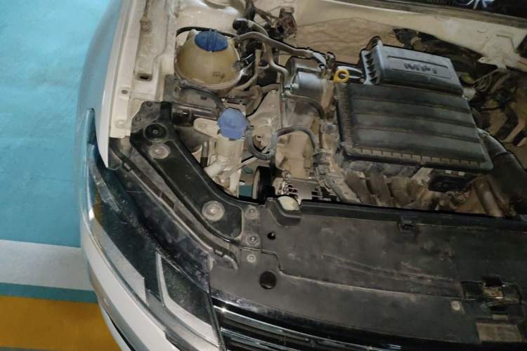 Used Volkswagen Lavida 2015 1.6L Manual Comfort Edition Engine Bay Right