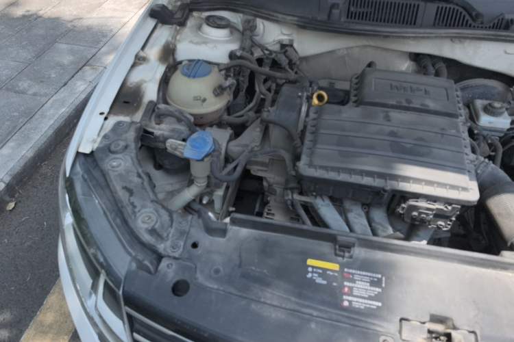 Used Volkswagen Lavida 2015 1.6L Manual Comfort Edition Engine Bay Right