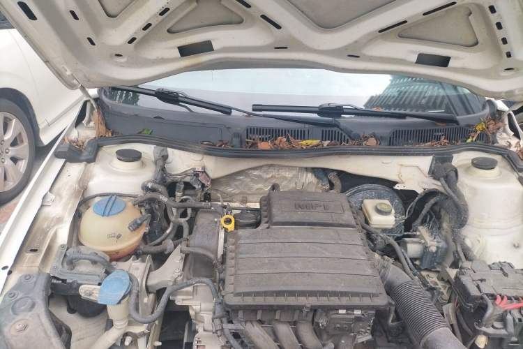 Used Volkswagen Lavida 2015 1.6L Automatic Fashion Edition Engine Bay Right