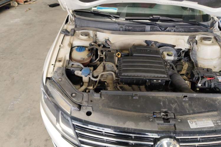 Used Volkswagen Lavida 2015 1.6L Automatic Fashion Edition Engine Bay Right