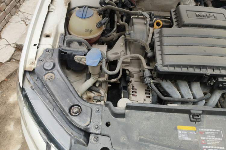 Used Volkswagen Lavida 2015 1.6L Automatic Fashion Edition Engine Bay Right