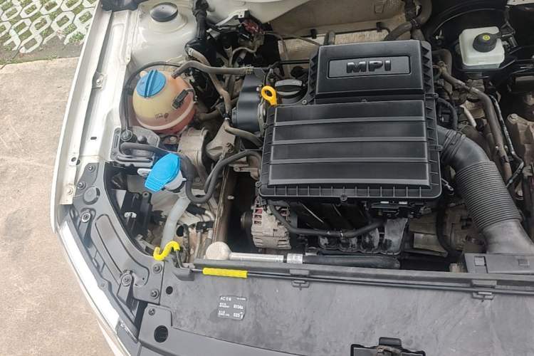 Used Volkswagen Lavida 2015 1.6L Automatic Fashion Edition Engine Bay Right