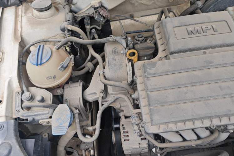 Used Volkswagen Lavida 2015 1.6L Automatic Fashion Edition Engine Bay Right