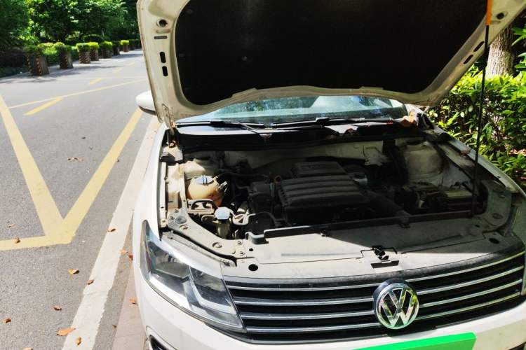 Used Volkswagen Lavida 2015 1.6L Automatic Fashion Edition Engine Bay Right