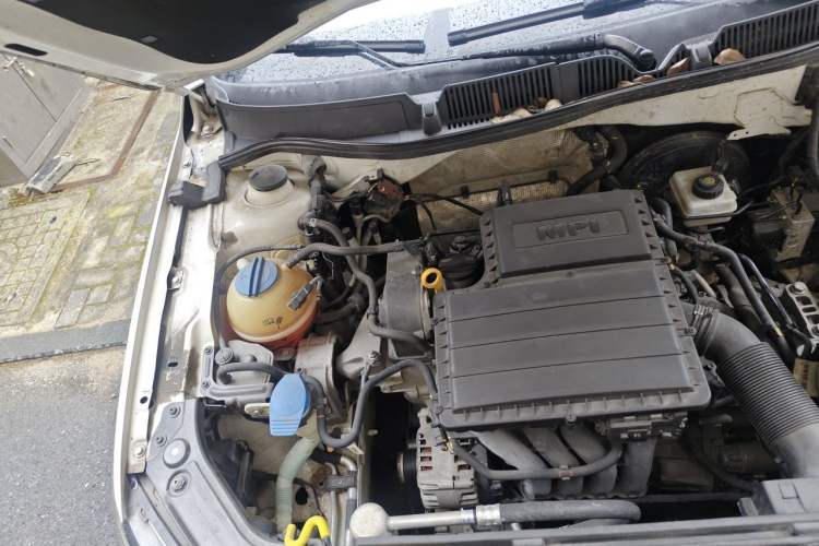 Used Volkswagen Lavida 2015 1.6L Automatic Comfort Edition Engine Bay Right