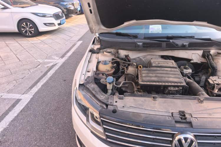 Used Volkswagen Lavida 2015 1.6L Automatic Fashion Edition Engine Bay Right
