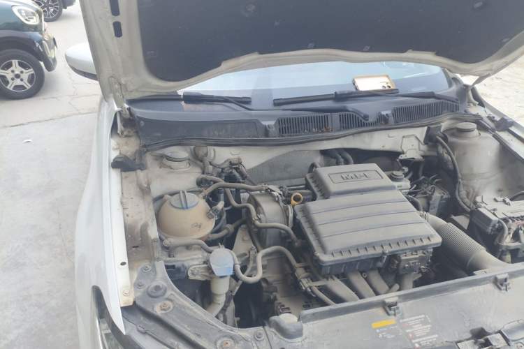 Used Volkswagen Lavida 2015 1.6L Manual Fashion Edition Engine Bay Right