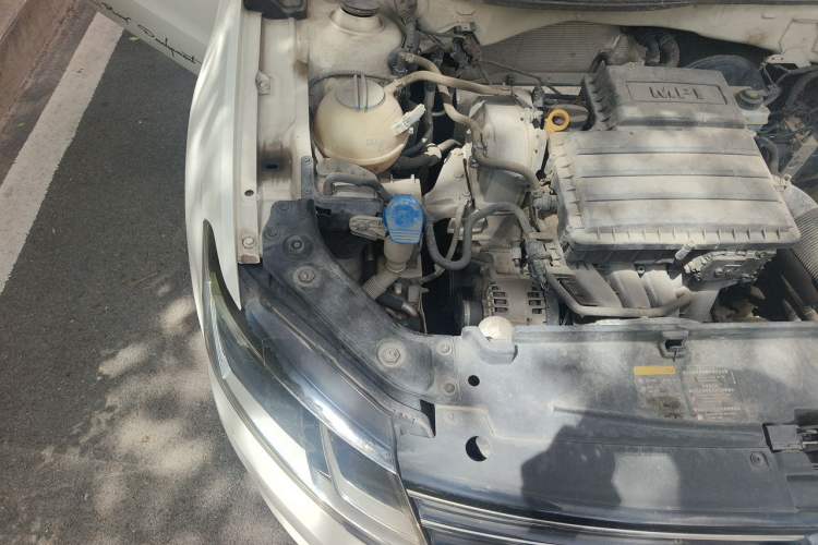 Used Volkswagen Lavida 2015 1.6L Manual Comfort Edition Engine Bay Right